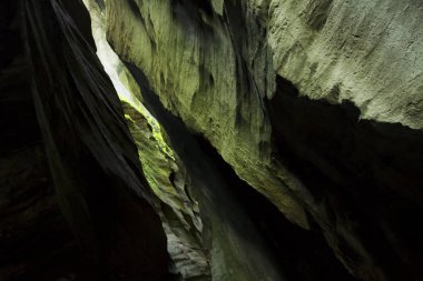 İsviçre dağlarda derin çatlak