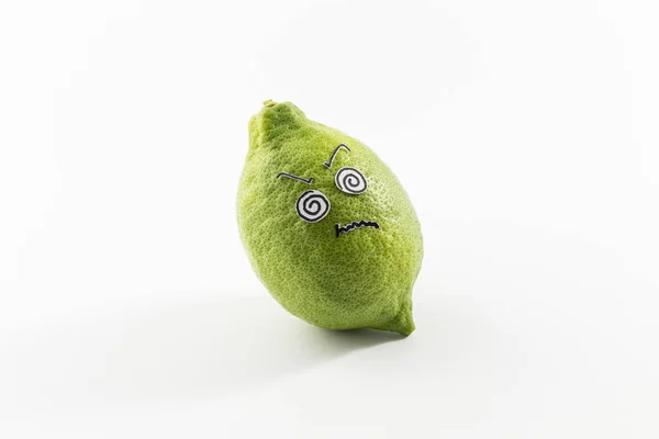 Świeże kwaśny wyglądający zielony lemon — Zdjęcie stockowe
