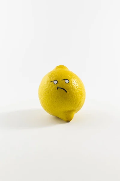 Taze görünümlü sarı limon ekşi