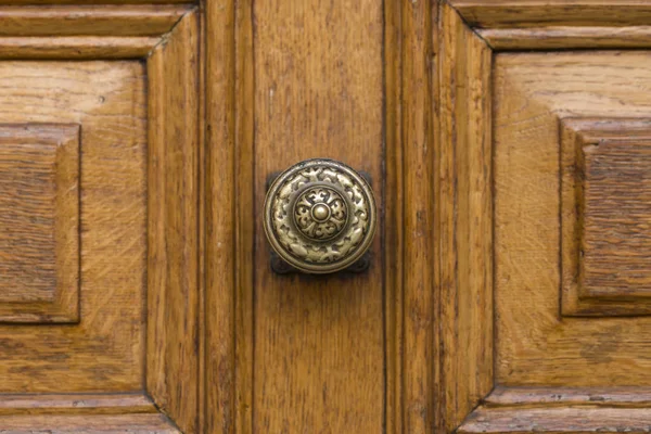 Botão de porta de latão redondo com decoração — Fotografia de Stock