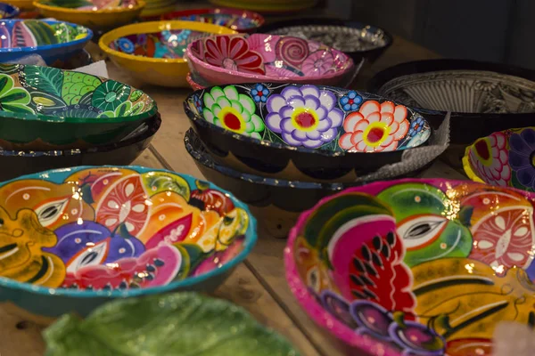 Bunte Keramikteller mit Blumenmustern — Stockfoto