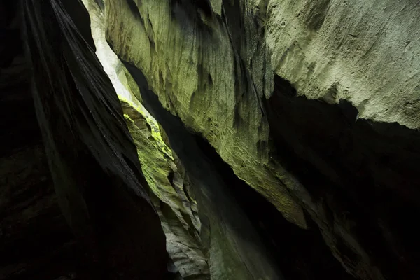 İsviçre dağlarda derin çatlak