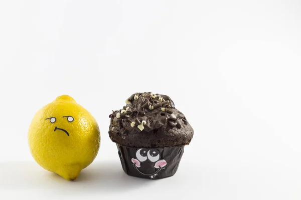 Coklat manis muffin versus lemon asam — Stok Foto