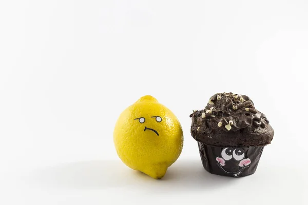 Słodka czekolada muffin kontra kwaśną cytrynę — Zdjęcie stockowe