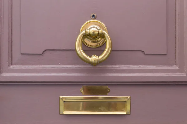 Porta de madeira rosa elegante com botão de latão e caixa de correio — Fotografia de Stock