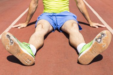 Kırık yeşil koşu ayakkabıları ile sporcu