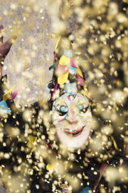 İsviçre Basel karnaval 2016. Palyaço maskesi konfeti atma tek katılımcı