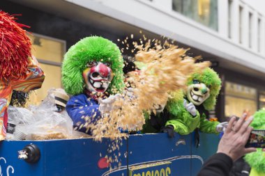 İsviçre Basel karnaval 2016. Çocuklar karnaval konfeti ile