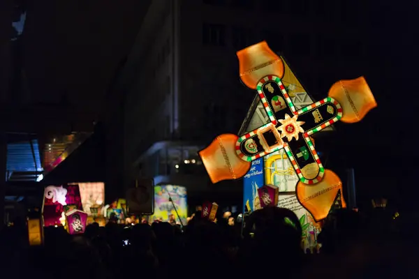 Carnaval de Basileia 2016 na Suíça. Desfile de Morgestraich — Fotografia de Stock