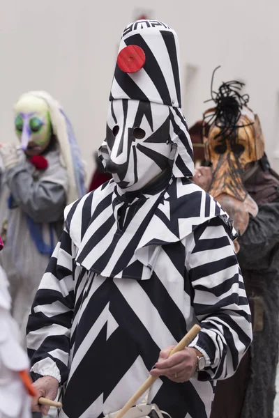 Basel fasching 2016 in der schweiz. Einzelner Teilnehmer spielt Snare Drum — Stockfoto