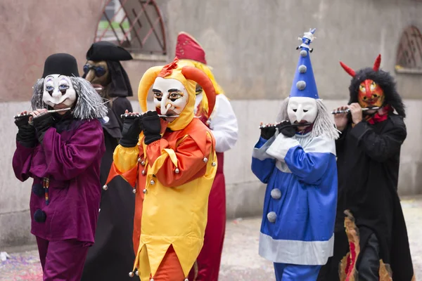 Carnaval de Basilea 2016 en Suiza. Grupo de participantes jugando al flautín —  Fotos de Stock