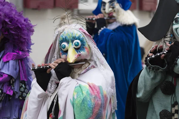 Carnaval de Basileia 2016 na Suíça. Participante único jogando piccolo — Fotografia de Stock