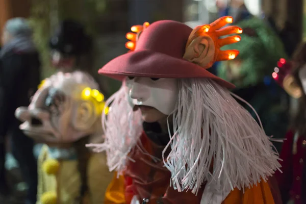 Базельский карнавал 2016 в Швейцарии. Одинокая маска с шляпой — стоковое фото