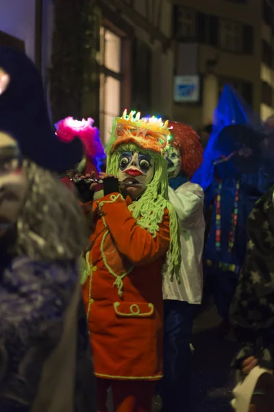 Carnaval de Bâle 2016 en Suisse. Participant jouant au piccolo — Photo