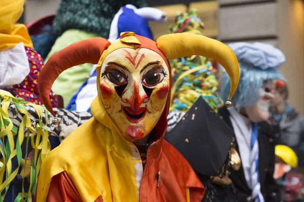 Carnaval de Basileia 2016 na Suíça. Traje de arlequim vermelho e amarelo — Fotografia de Stock