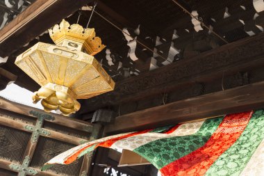 Kyoto Nishi Hongan ji Tapınağı ana kapısı altın lamba ile
