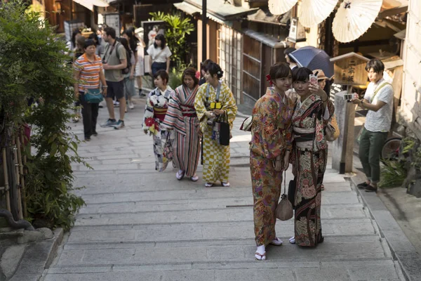 Kyoto Higashiyama street scene with women in kimono — Stock Photo, Image