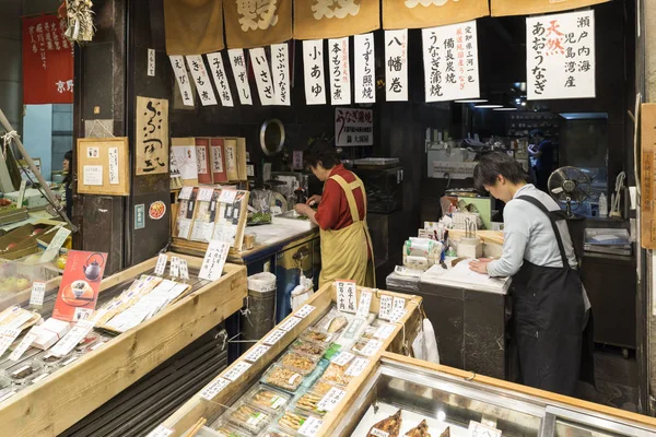 京都の錦市場で買い物 — ストック写真