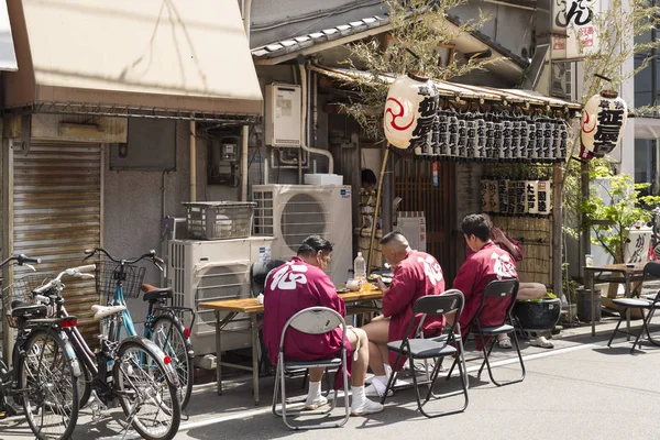 東京の三社祭の時に休憩 3 人 — ストック写真