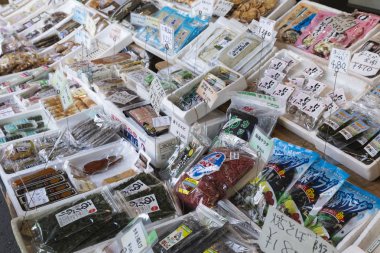 Taze deniz ürünleri ve Tsukiji Balık Pazarı Tokyo Japonya ekranda pişirme malzemeleri