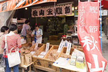 Satış standında Tokyo Tsukiji Balık pazarı baharat satan ve kuru balık