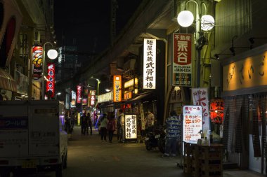 Gece sahne Tokyo Ueno, bir sokakta tren istasyonu