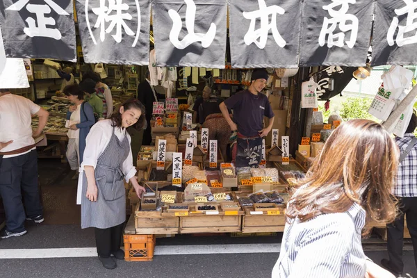 Open food shop at the Tsukiji fish market in Tokyo Japan — Stock Photo, Image