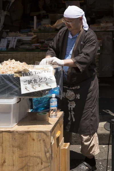 Straat verkoop op de vismarkt van tsukiji in Tokio — Stockfoto