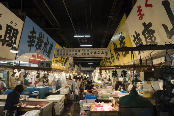 東京都の魚市場、築地で新鮮なシーフード料理を準備中の労働者 — ストック写真