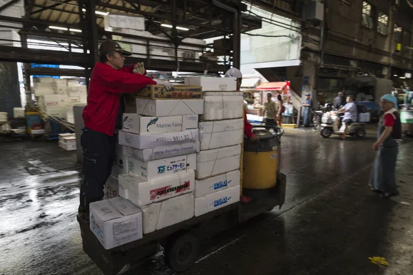 Vervoermiddel op de tsukiji vismarkt in Tokio — Stockfoto