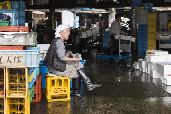 Visser lezen van de krant op de Tsukiji Vismarkt in Tokio — Stockfoto