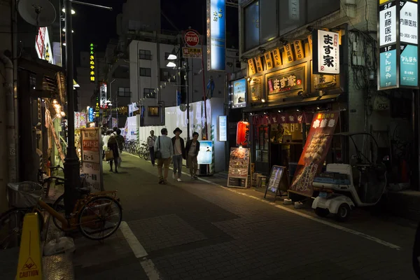 鉄道駅が東京上野の通りで夜のシーン — ストック写真