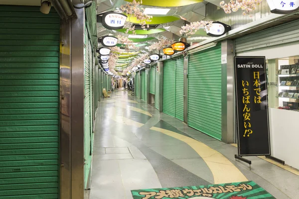 閉鎖的な市場の立つ上野鉄道東京駅市場 — ストック写真