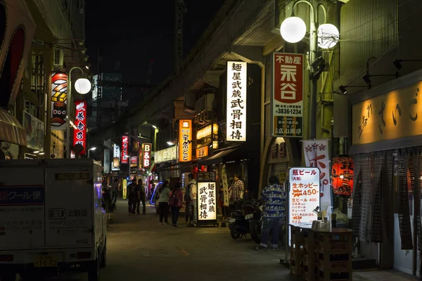 Gece sahne Tokyo Ueno, bir sokakta tren istasyonu