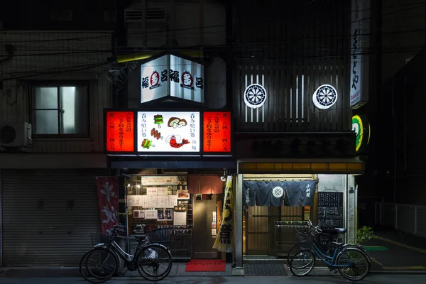 夜東京で自転車で小さな日本レストラン — ストック写真