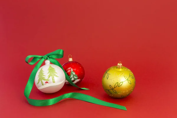 Vackra julgranskulor med grönt band — Stockfoto