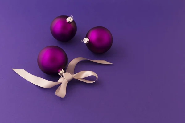 Fialová vánoční koule s mašlí šedá — Stock fotografie