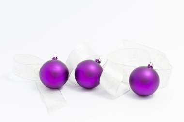 Güzel mor Noel topları Beyaz kurdele ile