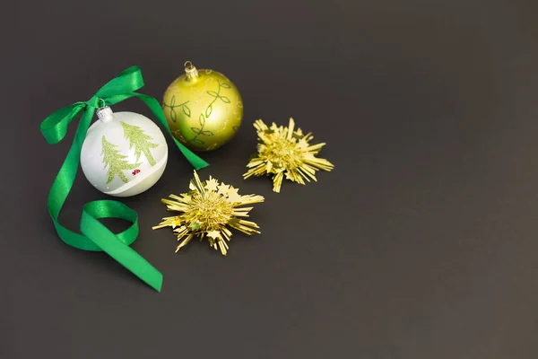 Schöne Weihnachtskugeln mit grünem Band — Stockfoto