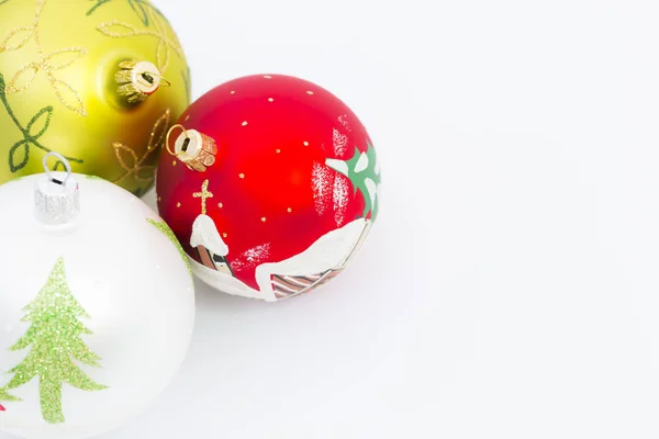 Krásné vánoční koule na bílém pozadí — Stock fotografie