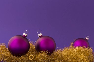 Mor Noel topları altın parıltı