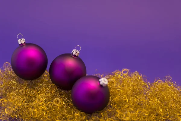 Palline di Natale viola su glitter oro — Foto Stock