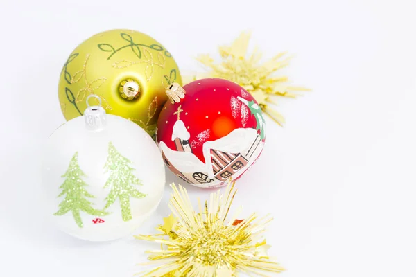 Krásné vánoční koule na bílém pozadí — Stock fotografie