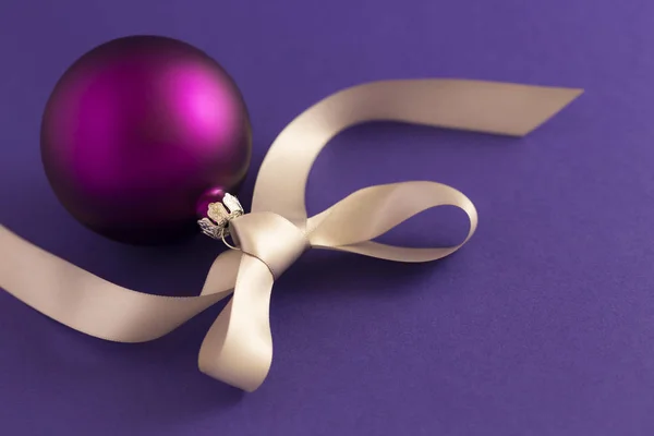 Bola de Navidad púrpura con cinta gris —  Fotos de Stock