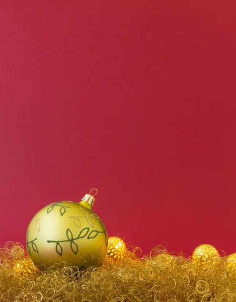 골드 반짝이에 아름 다운 크리스마스 공 — 스톡 사진