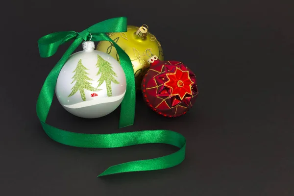 Krásné vánoční koule s mašlí zelený — Stock fotografie