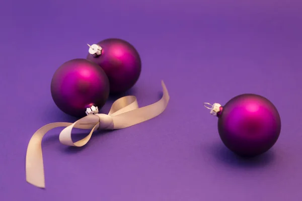 Lila julgranskulor med grått band — Stockfoto