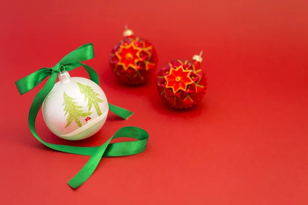 Krásné vánoční koule s mašlí zelený — Stock fotografie