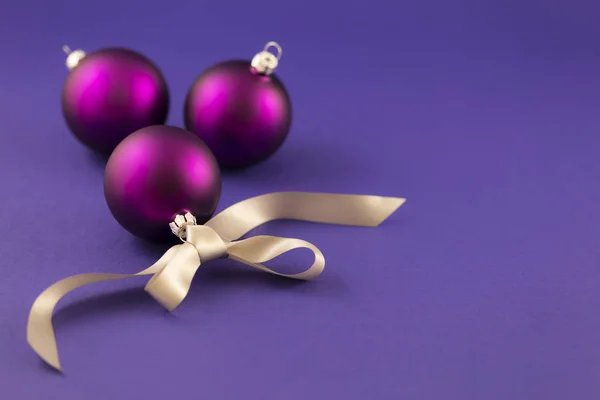 Пурпурные рождественские шары с серой лентой — стоковое фото