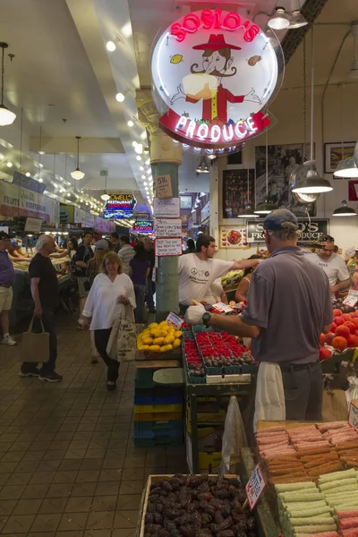 Groenten en fruit stand op de snoek plaats markt in Seattle — Stockfoto